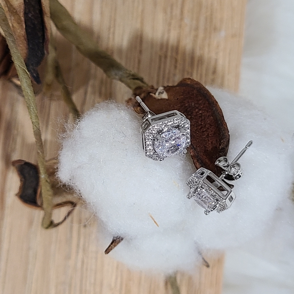 ⭐️⭐️NEW⭐️⭐️EXQUISITE!! OCTAGON CLEAR CZ Stud Earrings in 14kt White Gold Plating - Picture 13 of 13